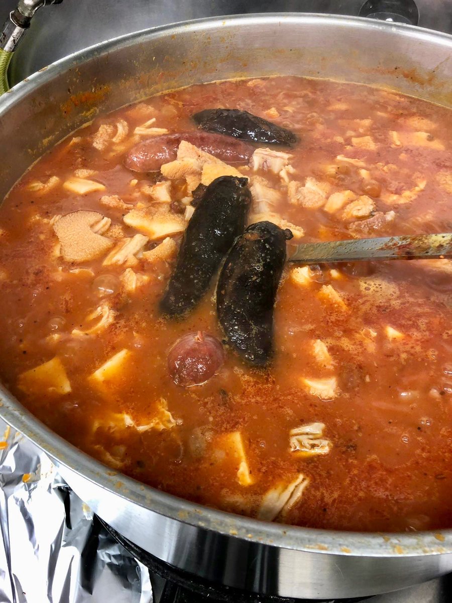 MenutsRosa's tweet photo. Avui sessió de cuina amb un #maxmix de dos superplats: #callos i #fabada asturiana 😃El resultat: callos a l’asturiana 🤗 A partir de demà #alnostretaulell en pràctiques racions d’escalfar i servir #hofemnosaltres https://t.co/7mafkZmdF3