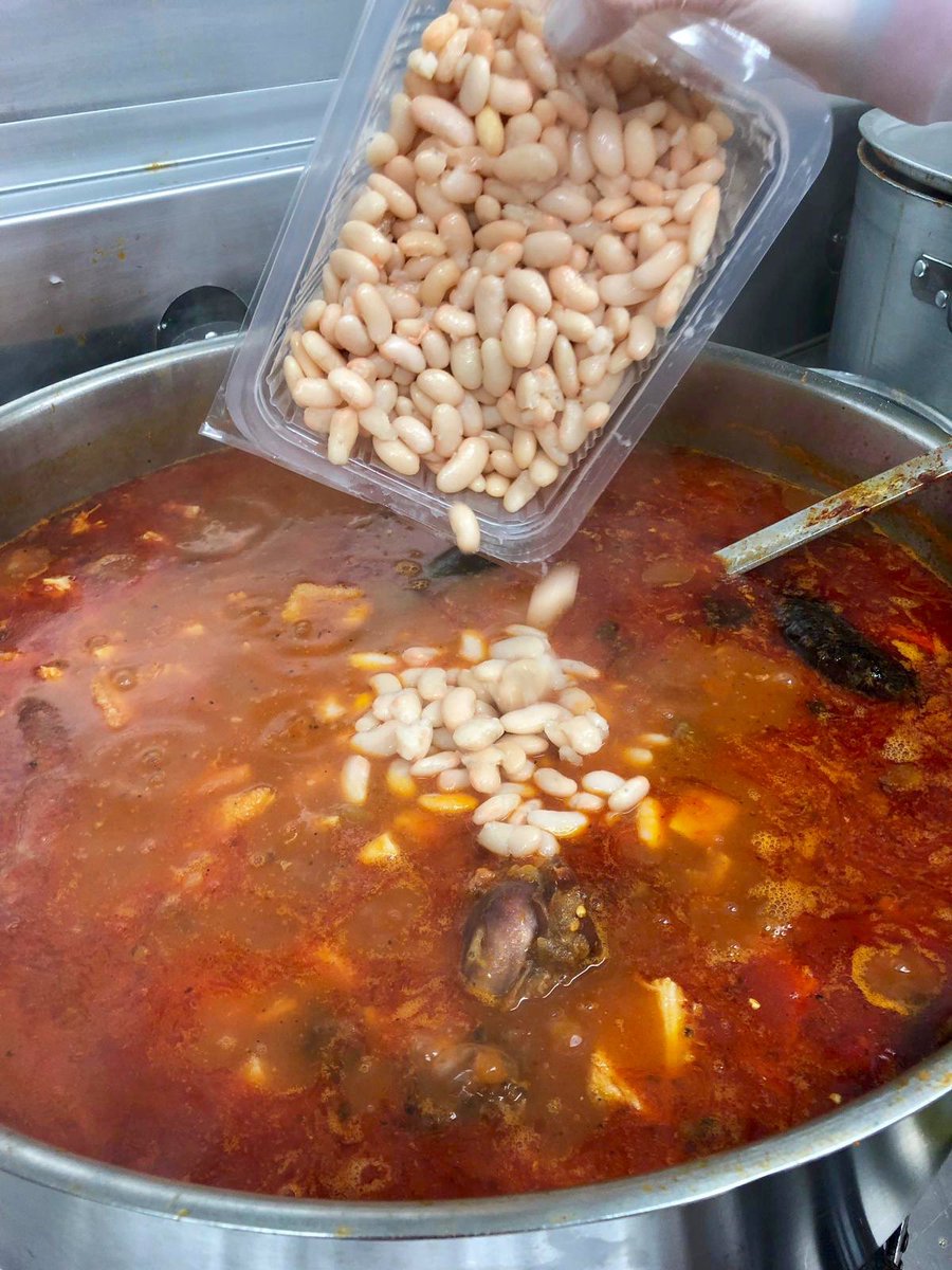 MenutsRosa's tweet photo. Avui sessió de cuina amb un #maxmix de dos superplats: #callos i #fabada asturiana 😃El resultat: callos a l’asturiana 🤗 A partir de demà #alnostretaulell en pràctiques racions d’escalfar i servir #hofemnosaltres https://t.co/7mafkZmdF3