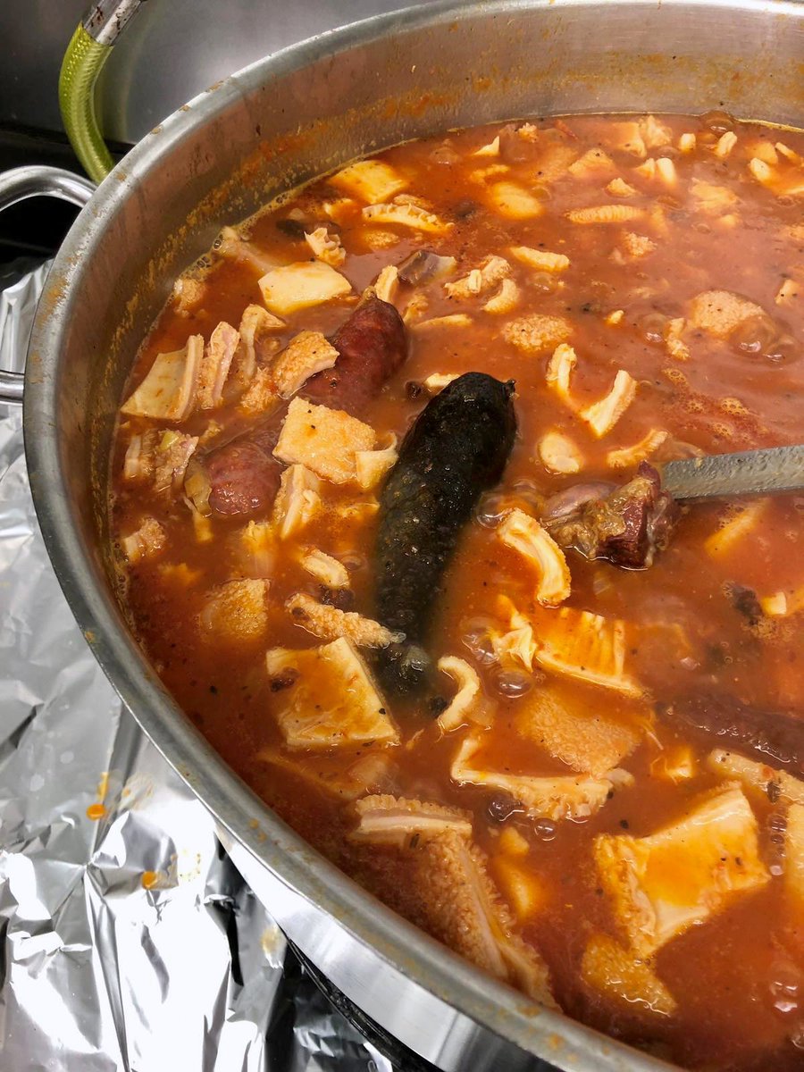 MenutsRosa's tweet photo. Avui sessió de cuina amb un #maxmix de dos superplats: #callos i #fabada asturiana 😃El resultat: callos a l’asturiana 🤗 A partir de demà #alnostretaulell en pràctiques racions d’escalfar i servir #hofemnosaltres https://t.co/7mafkZmdF3