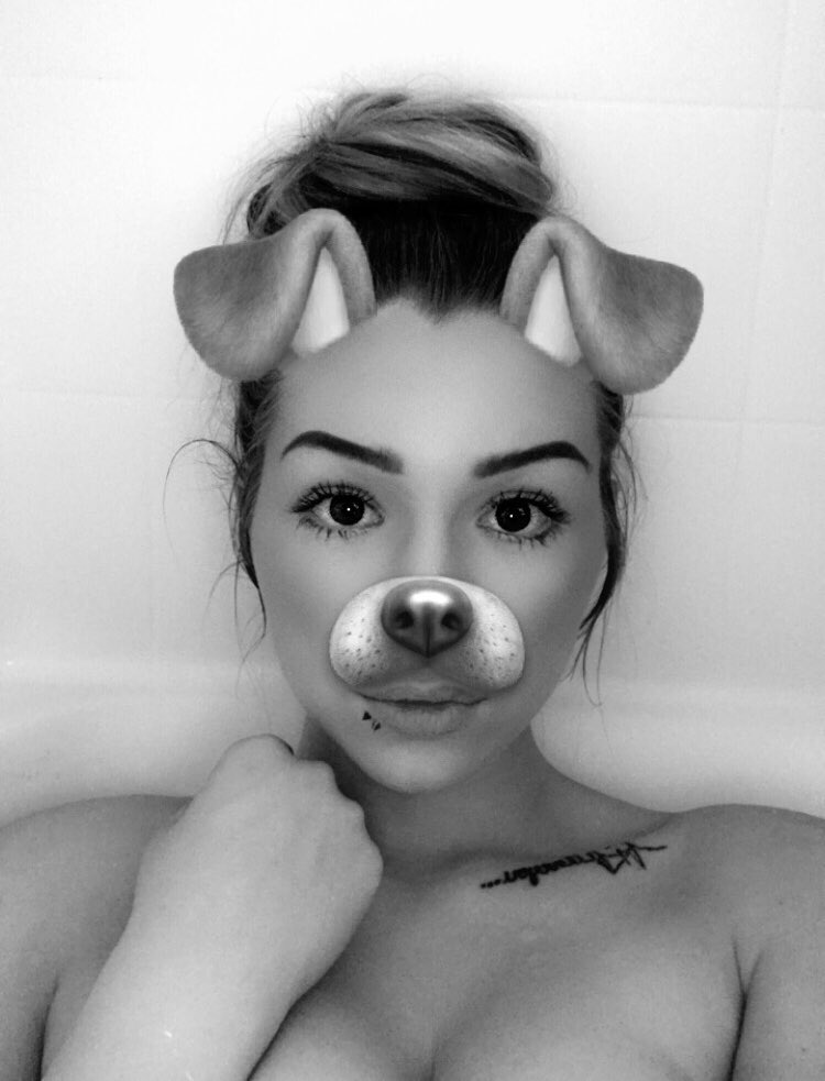 AspenLee12's tweet photo. Bath time makes for the best selfies 🖤 https://t.co/IzcBmv0wke
