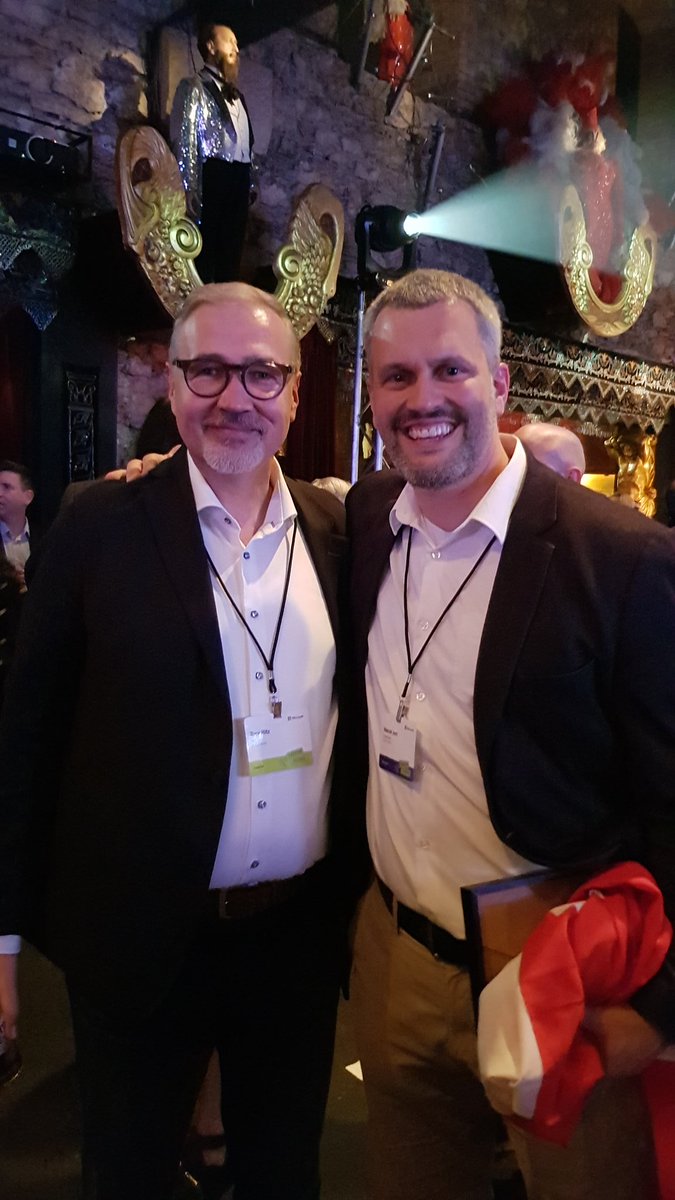 cbalocco's tweet image. @ToniRitz von educa.ch gratuliert @marceljent zum Sieg #E2 #PiLSchweiz #MIEExpert