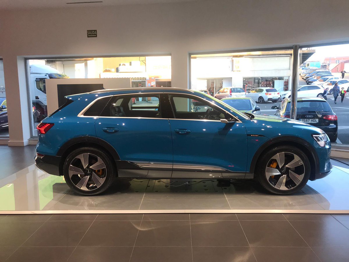 HelmanticaAudi's tweet photo. Con lluvia, nieve o barro, visibilidad absoluta a bordo del nuevo Audi e-tron gracias a los retrovisores virtuales con cámaras integradas de alta definición. #Audi #Audietron #electriccar #virtualmirrors https://t.co/6iH0QZGvyc