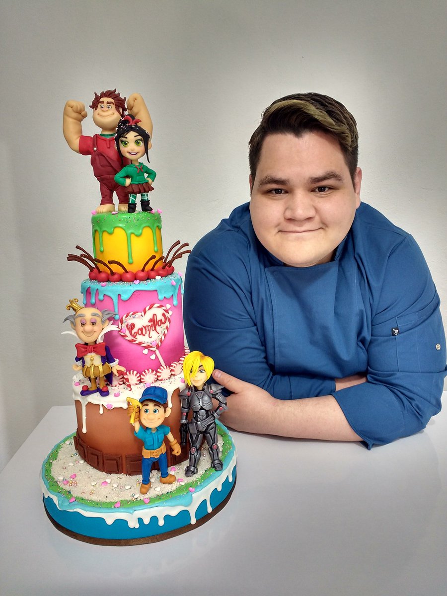 WonderCakesCa's tweet photo. Amigos les comparto mi trabajo de hoy Pastel temático de Ralph el demoledor, decorado con Fondant y Royal Icing...
Figuras modeladas a mano sin uso de moldes. https://t.co/rvS77BGIV3