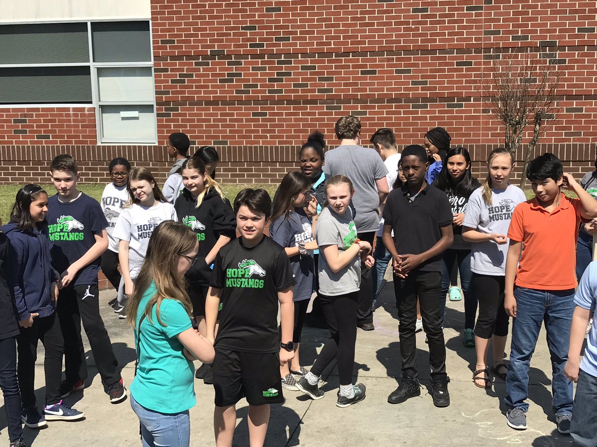 HopeMustangs's tweet image. Mrs. Boylan made use of the beautiful day and the HMS courtyard to turn her states of matter lesson into a live action lesson! #HopeMiddle