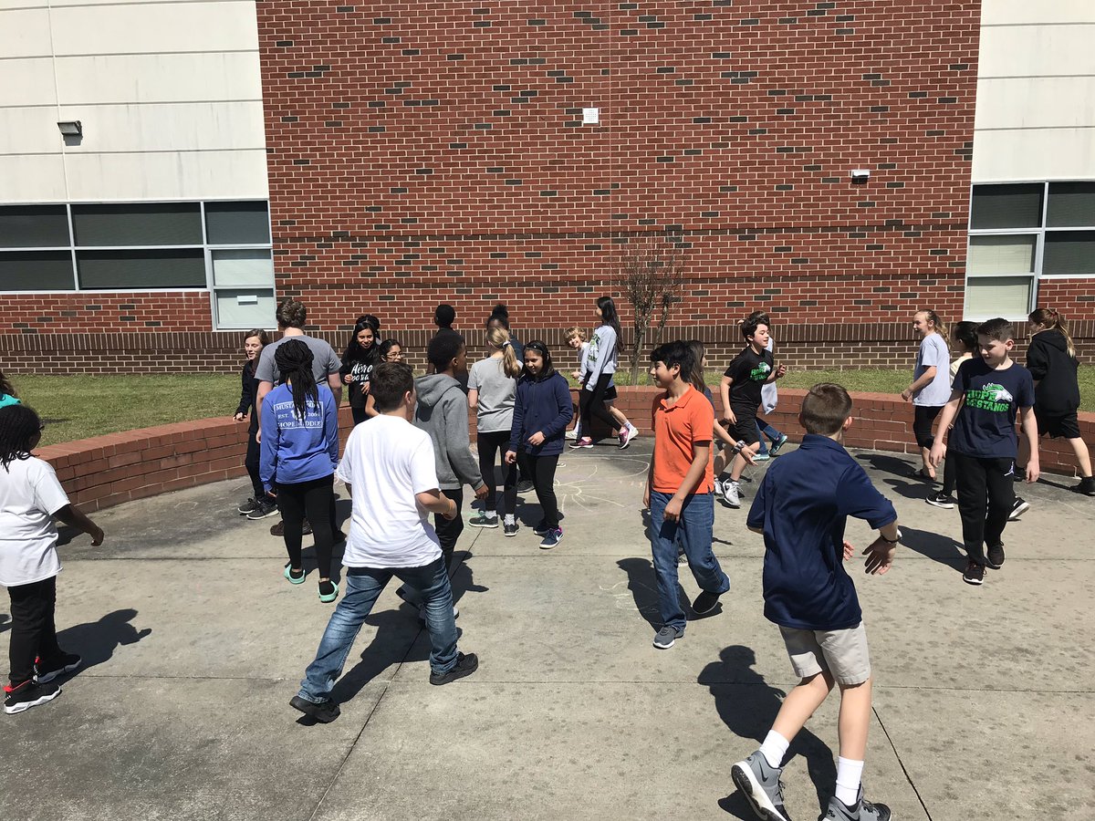 HopeMustangs's tweet image. Mrs. Boylan made use of the beautiful day and the HMS courtyard to turn her states of matter lesson into a live action lesson! #HopeMiddle