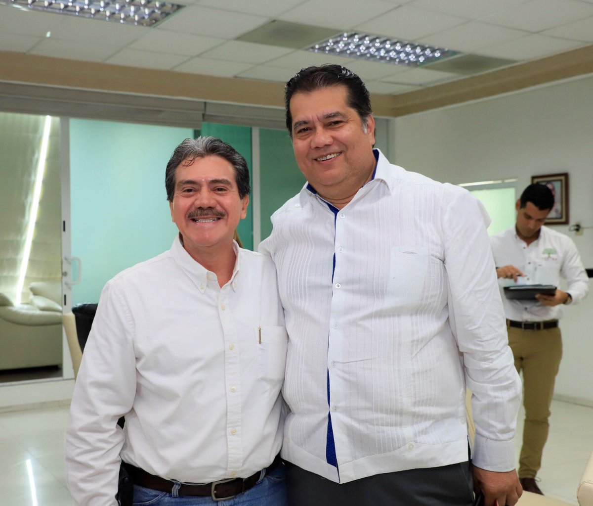 EvaristoHdzCruz's tweet photo. En la instalación del "Consejo Municipal de Participación Social en la Educación", coincidí con mi amigo Guillermo Narváez, que el mejor ejercicio democrático, es aquel que garantiza la educación de calidad para nuestros niños y jóvenes. 

Gracias por tu apoyo Secretario. https://t.co/RhncJVe2iP