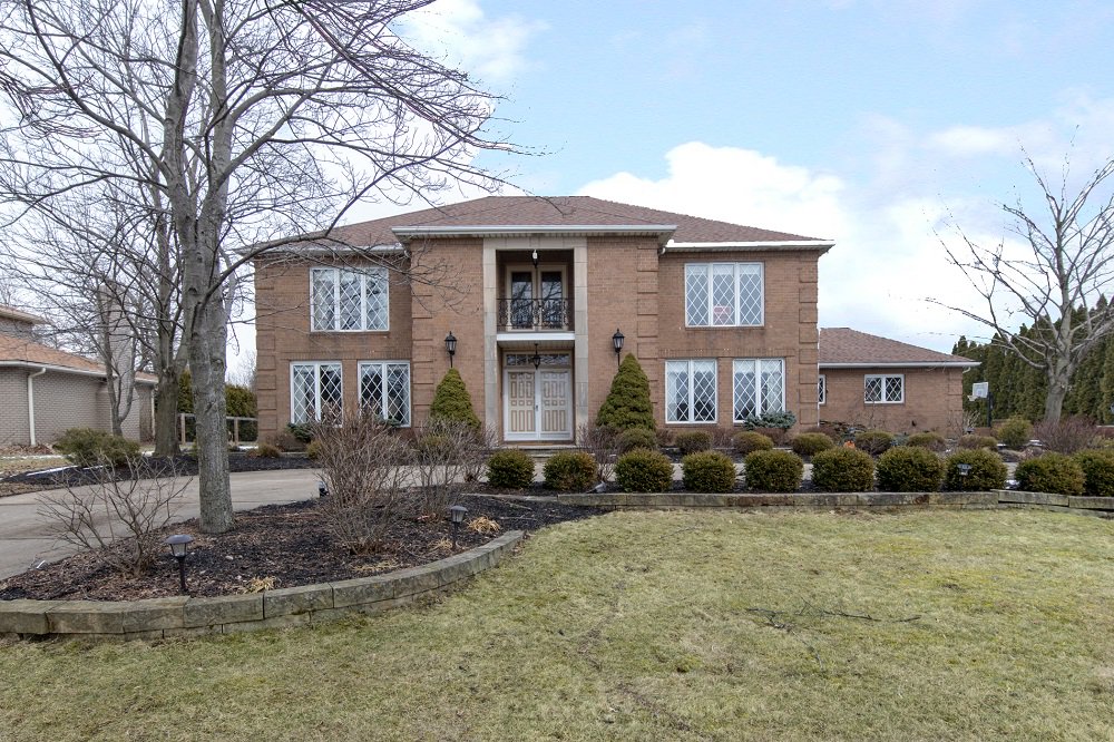 KarenERealtor's tweet image. Large brick colonial in desirable location of #PepperPike on private 1.3 acre setting. 
2455 Cedarwood Drive, Pepper Pike, Ohio 44124 - 4 beds, 7 baths, $849,000. ow.ly/B7Gr30o1Jzt #homeforsale