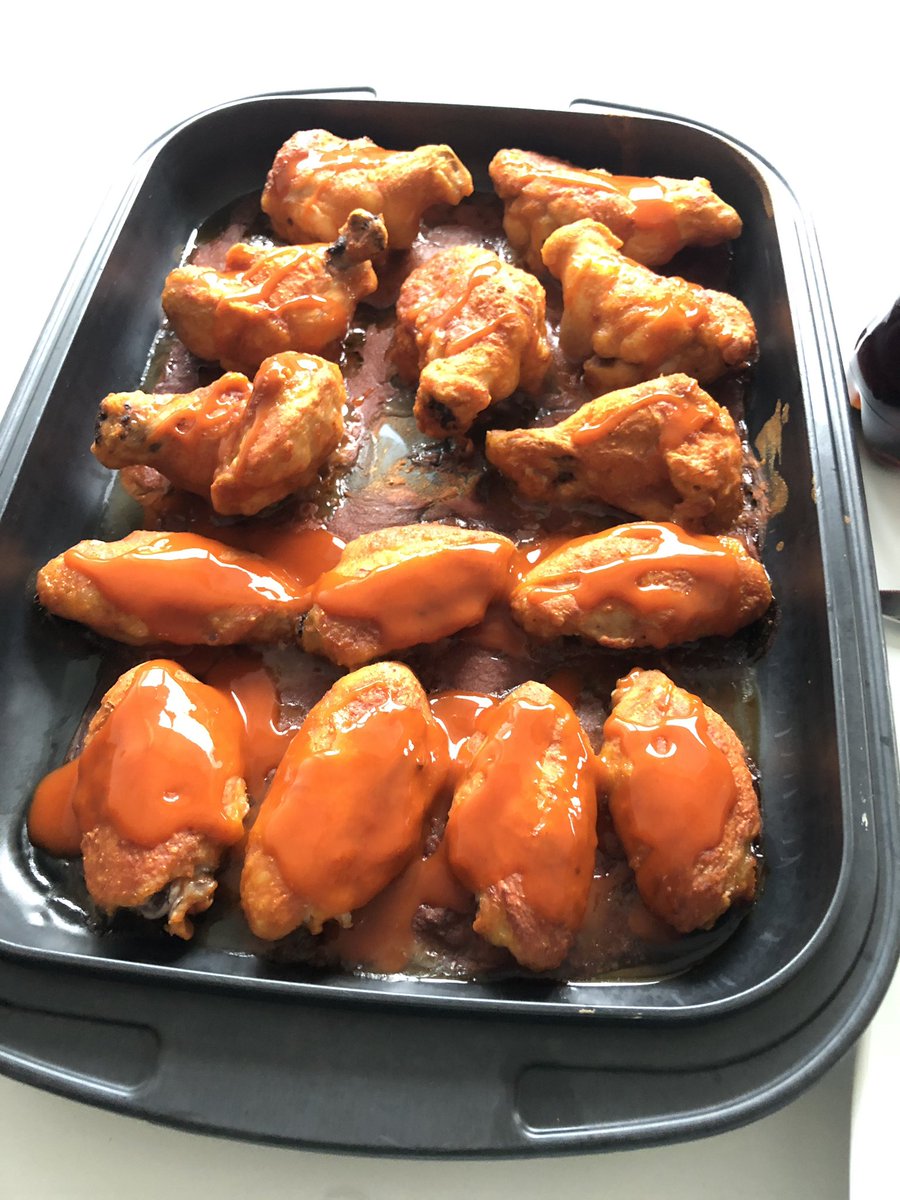 thorunnthorb's tweet photo. Hotwings fyrir örverpið og @korfuboltakvold helv nice 🏀🏀💚💚 #korfuboltakvold #dominosdeild https://t.co/sxSXJu3YCV