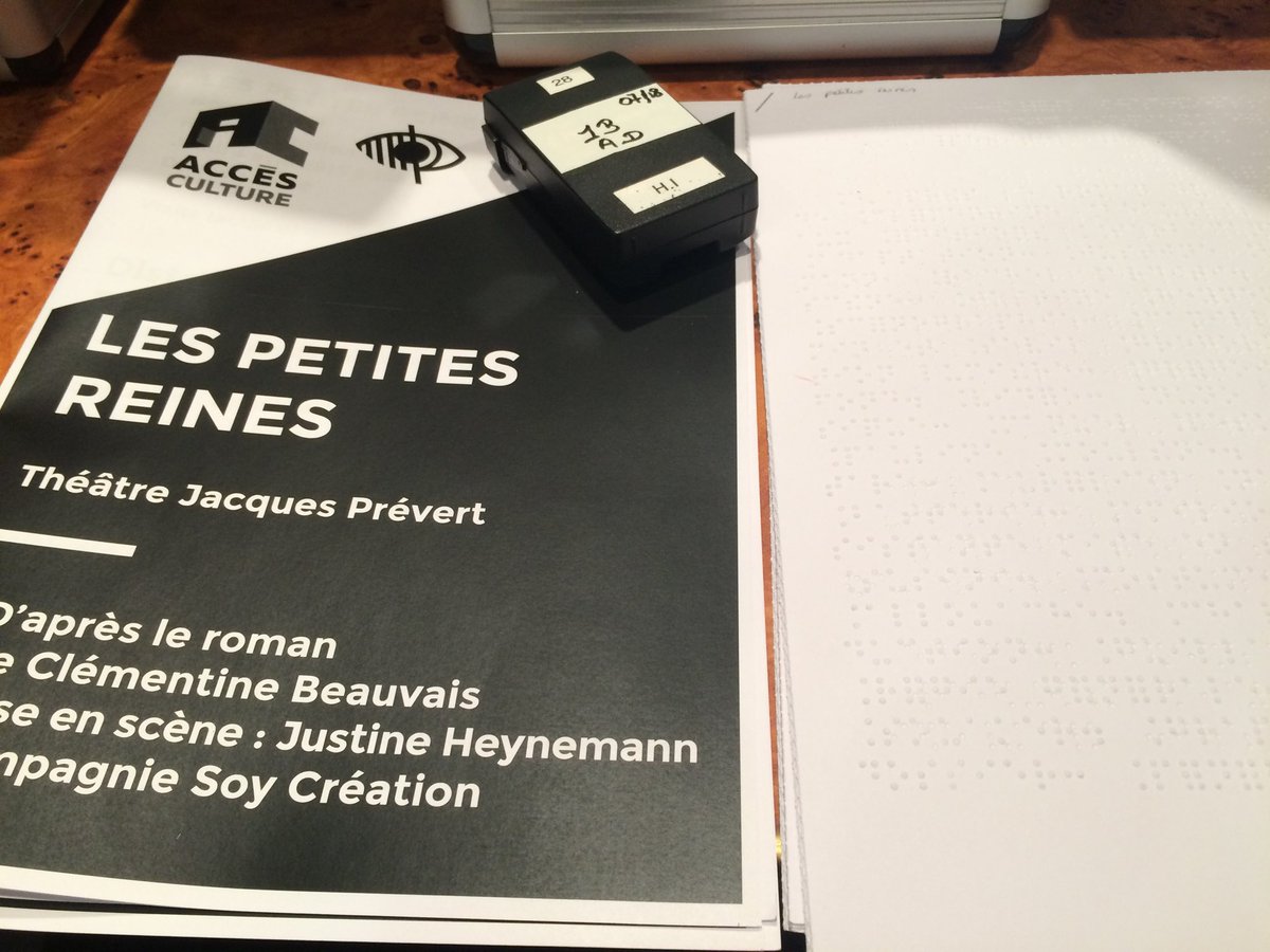 #accessibilité Avant d’entrer en salle, les programmes en braille/gros caractères mais aussi les casques et boîtiers sont distribués aux spectateurs. Ils vont découvrir « Les Petites Reines » dont l’audiodescription est mise en mots par d’⁦@AccesCulture_Fr⁩