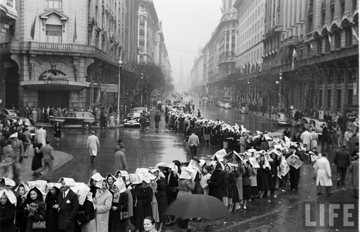 1952, Funeral de Evita. 
"Olor a Crisantemos" en LABIOS NEGROS
Sábados 18hs. en @LaComediaBA Rodríguez Peña 1062. Caba. 
Grupo <a href="/carnedecritica/">Carne de Crítica</a> 
Claudio Pazos
<a href="/pesqueirafran/">Francisco Pesqueira</a> 
Claudia Pisanu
<a href="/carloargentoOk/">Carlo Argento</a> 
Entradas por <a href="/Plateanet/">Plateanet</a>

<a href="/MuseoEvita/">Museo Evita</a> <a href="/MovimientoEvita/">Movimiento Evita</a>