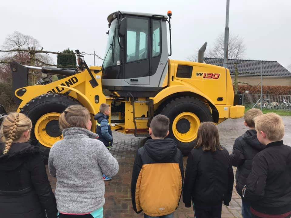 Als je een #spreekbeurt over een #shovel doet, is het natuurlijk super als je vader even langs kan komen met de shovel! #janligthart #po #Westerbroek