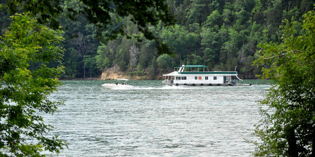 houseboatingorg's tweet photo. Which houseboat destination has clear blue water and is green all over? 

#thursdaythoughts #dalehollowlake #tennessee #houseboat #vacation https://t.co/UWLgwqTgYY