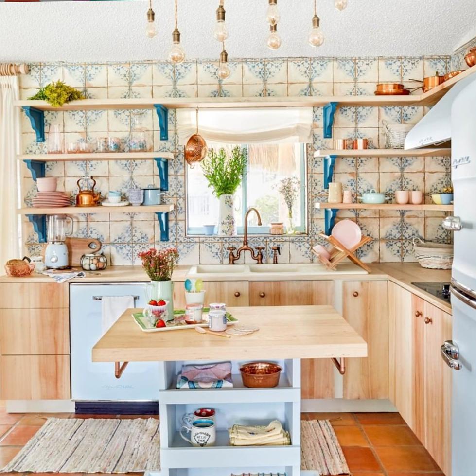 #Respost! The perfect spring kitchen -- cozy and bright! (Image: @rikkisnyder) #groganhomes