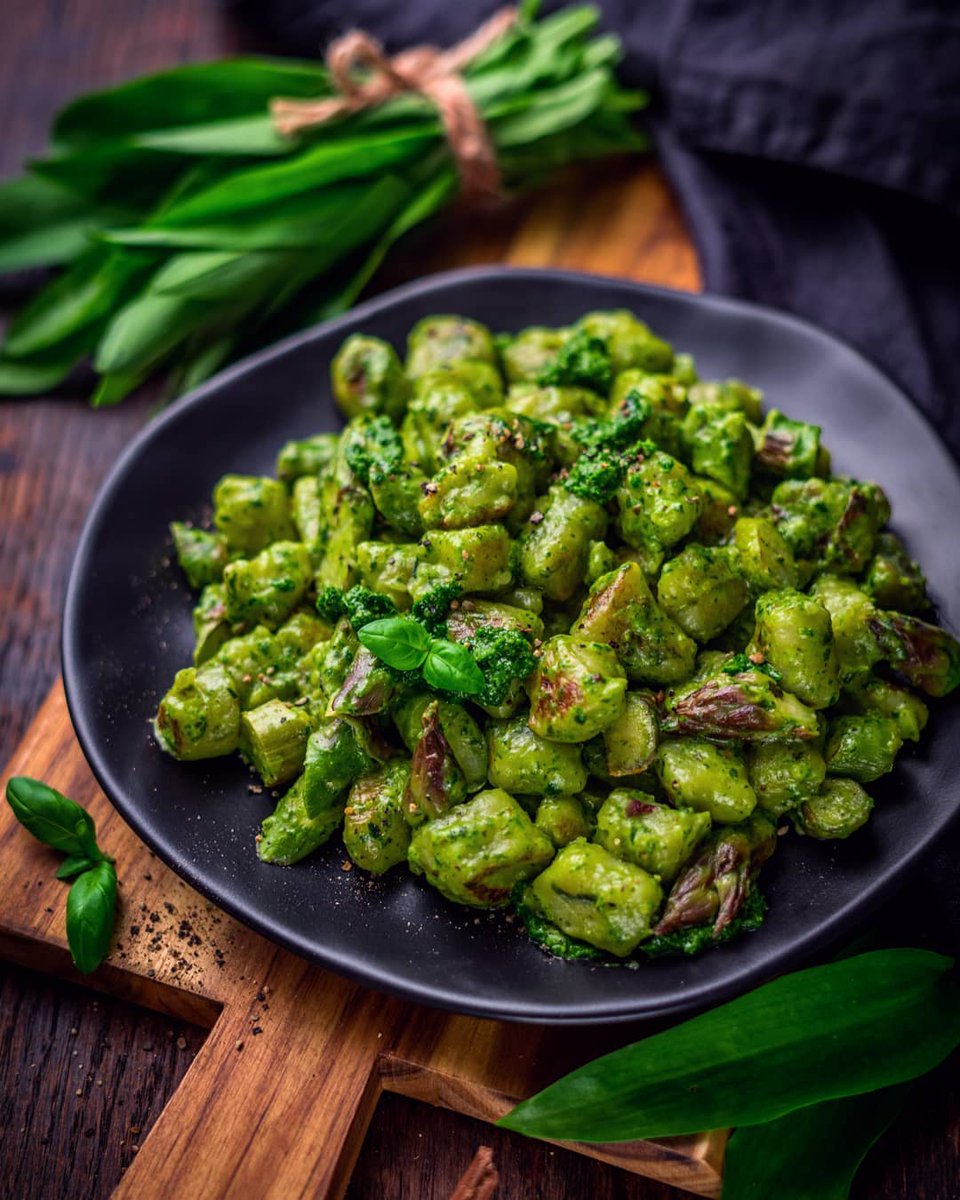Where the wild things are 👀
Take a ride on the wild side with this Wild Garlic Gnocchi recipe!
Did you know #wildgarlic is thought to be particularly effective at lowering cholesterol &amp; blood-pressure.  
📸:@miss_gruenkern

#TantilloFoods #TantilloFresh #Tantillo #Gnocchi