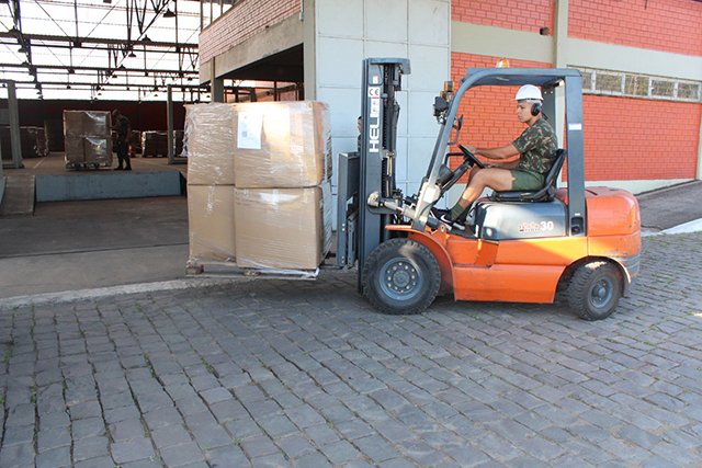CmdoCMS's tweet photo. Nova Santa Rita (RS) - Entre os dias 21 e 30 de março, o 3º Batalhão de Suprimento participou da Operação Eixo Sul adquiriu containers com materiais militares entre outros materiais transportados pelo Estabelecimento Central de Transportes (ECT). #3ºBSup #Suprir #EB https://t.co/l2R3iRtSla