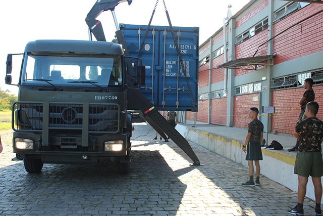 CmdoCMS's tweet photo. Nova Santa Rita (RS) - Entre os dias 21 e 30 de março, o 3º Batalhão de Suprimento participou da Operação Eixo Sul adquiriu containers com materiais militares entre outros materiais transportados pelo Estabelecimento Central de Transportes (ECT). #3ºBSup #Suprir #EB https://t.co/l2R3iRtSla