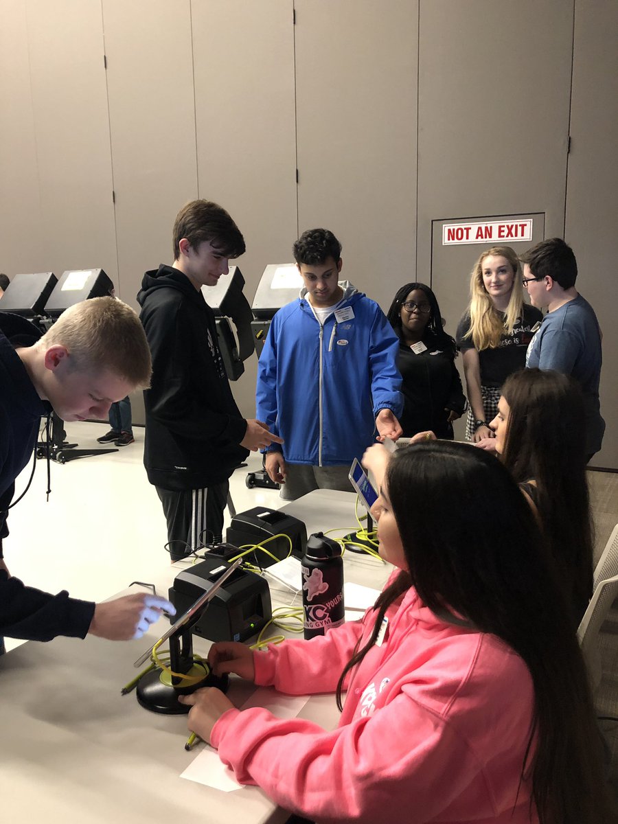 OW_STUCO's tweet photo. Elections are poppin! Get down to the LGI now, only 1 more hour to vote, Owls! https://t.co/a5mrD1z5A2
