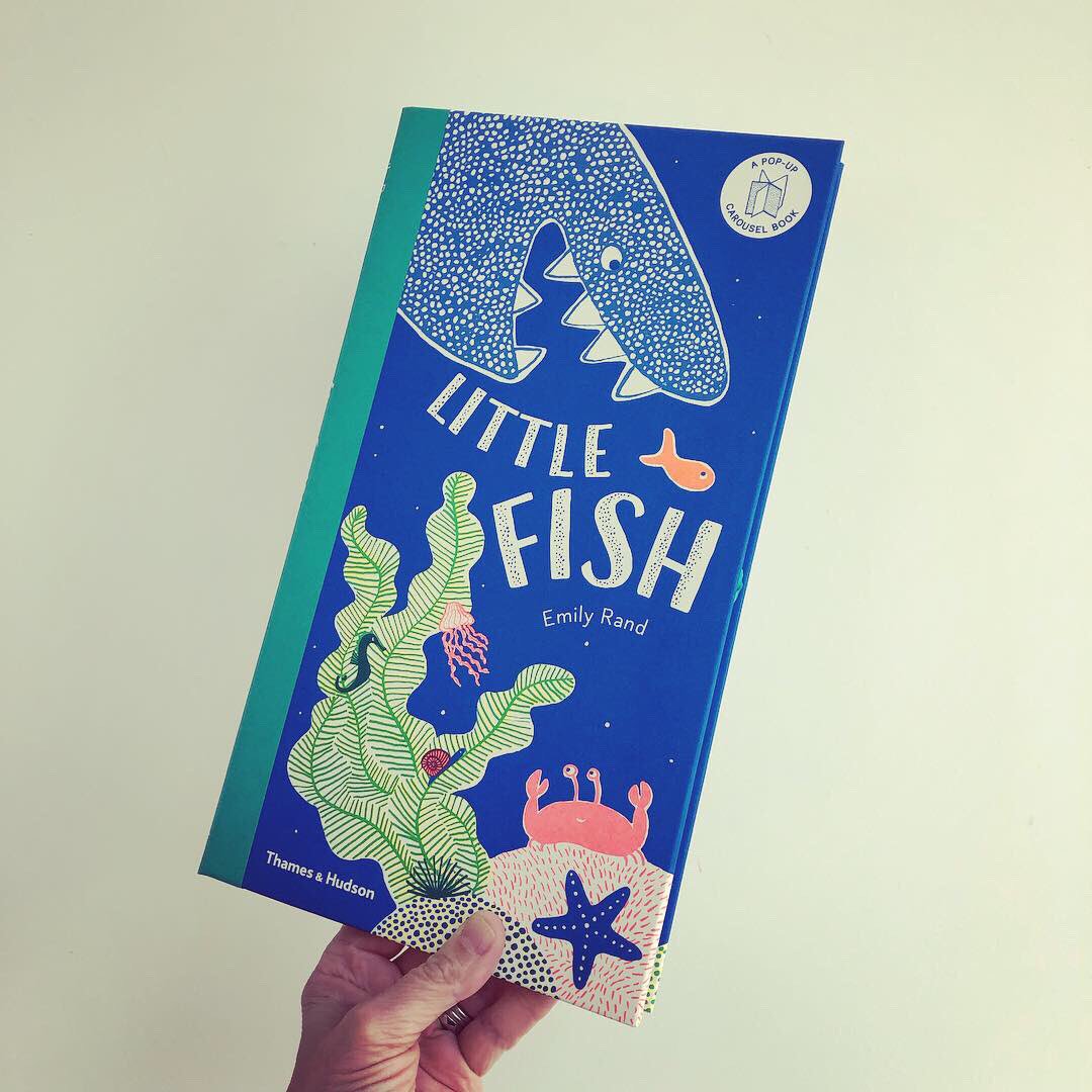 bookgiftblogger's tweet photo. A spectacular carousel book #LittleFish by #emilyrand follows the journey of Little Fish through a kelp forest, caves and the magical coral reef. Five stunning layered scenes with an eye-popping neon palette. OUT IN APRIL 🇬🇧 @thamesandhudson https://t.co/6lrgUy8o8x