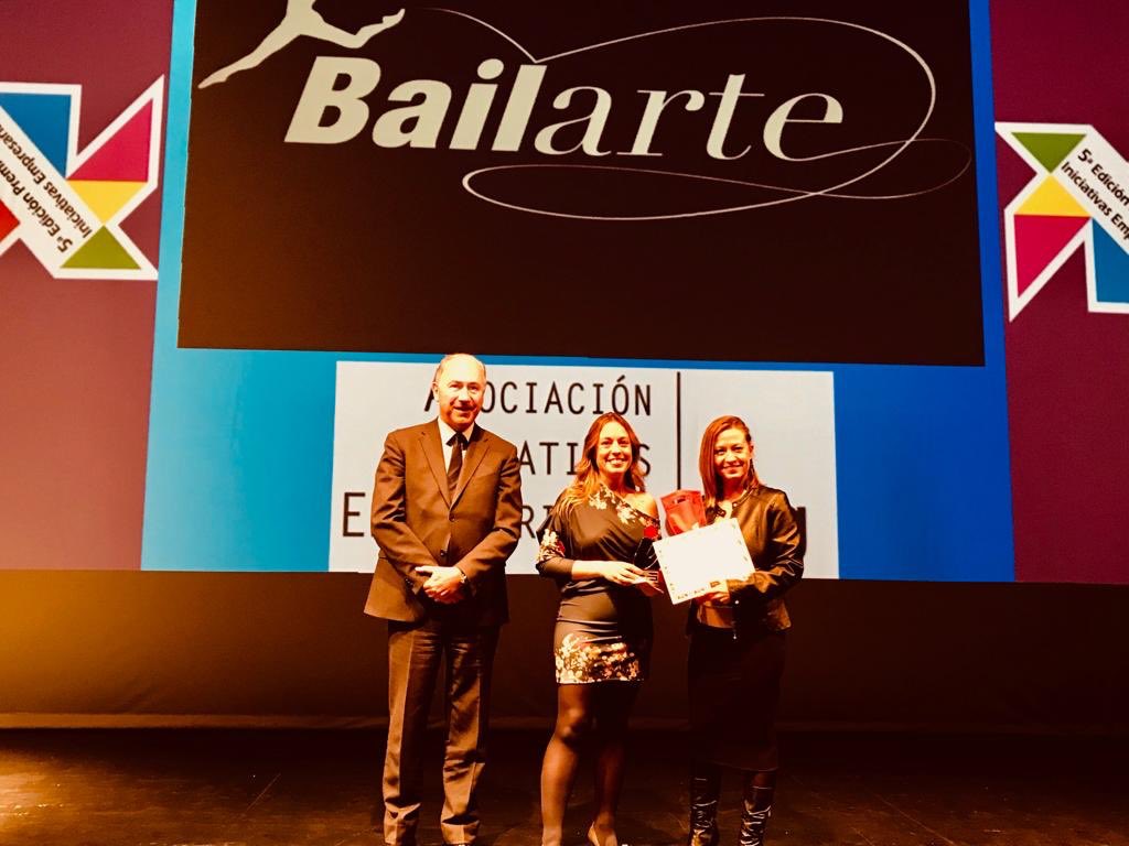 AyuntamientoVLL's tweet photo. 🏅Concejal #PromociónEconómica, @antonio_gato1, hace entrega del Premio #EmpresaConsolidada a #BailArte; y el Alcalde de #Valladolid, @oscar_puente_, entrega a la empresa #Amadix, el accésit de este año en #PremiosAIE19 de @Iniciativasempr...
¡Felicidades a todos los premiados! https://t.co/fTfPG4UI0f