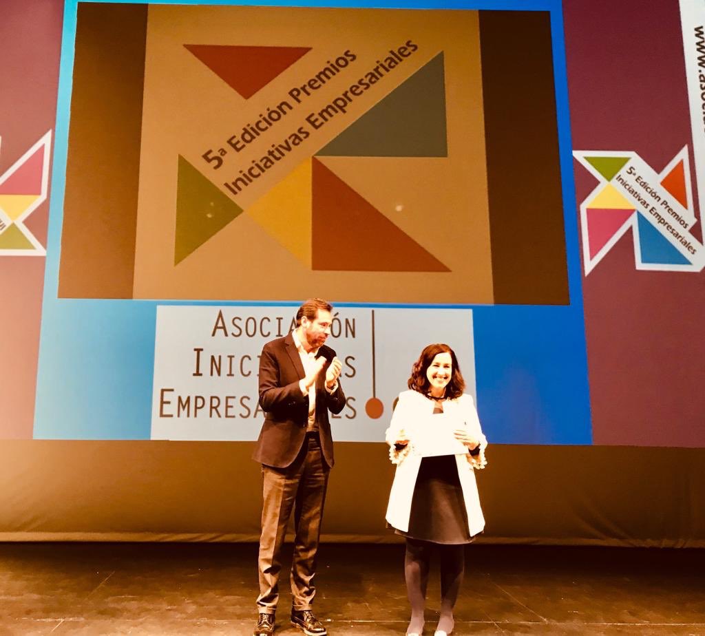 AyuntamientoVLL's tweet photo. 🏅Concejal #PromociónEconómica, @antonio_gato1, hace entrega del Premio #EmpresaConsolidada a #BailArte; y el Alcalde de #Valladolid, @oscar_puente_, entrega a la empresa #Amadix, el accésit de este año en #PremiosAIE19 de @Iniciativasempr...
¡Felicidades a todos los premiados! https://t.co/fTfPG4UI0f