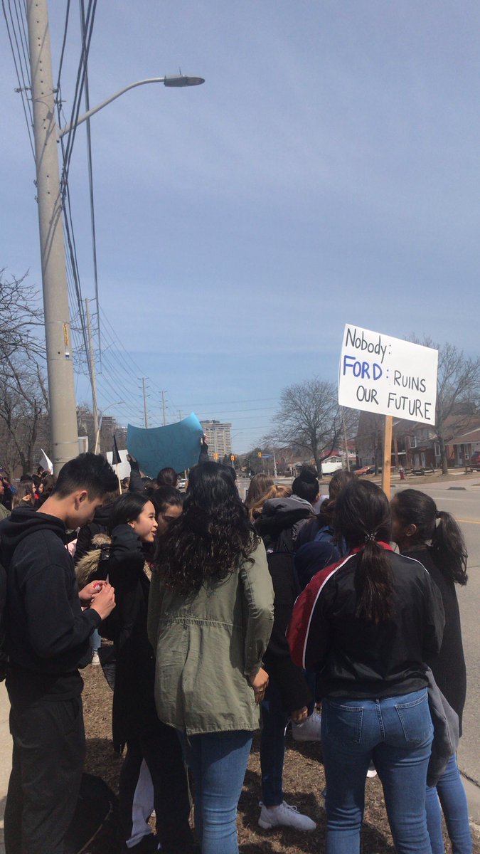 StevenRappp's tweet photo. #StudentsSayNo #DougFord #fdougford #StopDougFord #ApplewoodHeights #peel #Studentswalkout #walkout #ClassSizeMatters #studentvoice https://t.co/AHsO8k3kiY