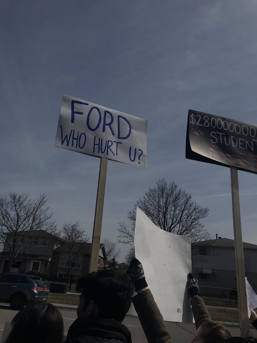 StevenRappp's tweet photo. #StudentsSayNo #DougFord #fdougford #StopDougFord #ApplewoodHeights #peel #Studentswalkout #walkout #ClassSizeMatters #studentvoice https://t.co/AHsO8k3kiY