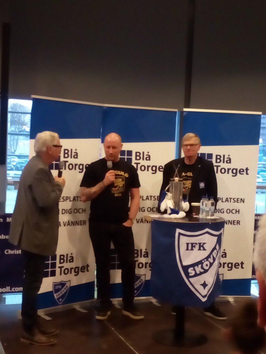 HakanAugust's tweet photo. Mycket trevlig pausunderhållning i matchen mellan IFK Skövde-Lugi. Och grattis ännu en gång till SM-guldet @JohanSixtensson 👌#vlbk #ifkskovde https://t.co/LZBZla2W8s
