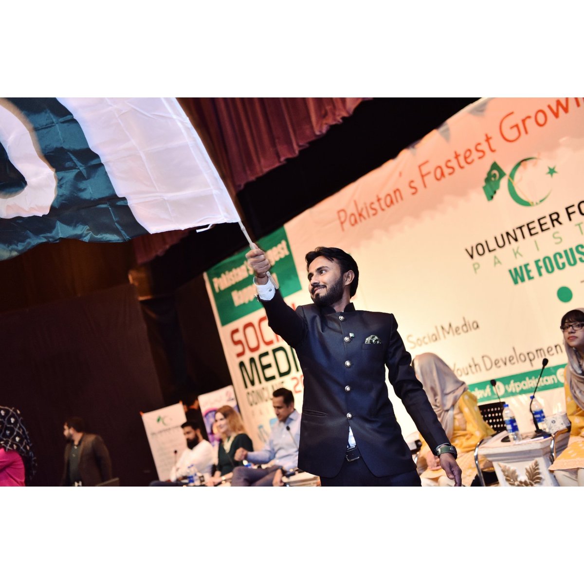 AwaisJolahapk's tweet photo. میرے وطن یہ عقیدتیں اور پیار تجھ پر نثار کر دوں۔۔۔
محبتوں کے یہ بےشمار سلسلے تجھ پر نثار کر دوں۔۔۔۔
میرے وطن ۔۔۔۔ 🇵🇰
#PakistanZindabad https://t.co/hkZpGSJX8m