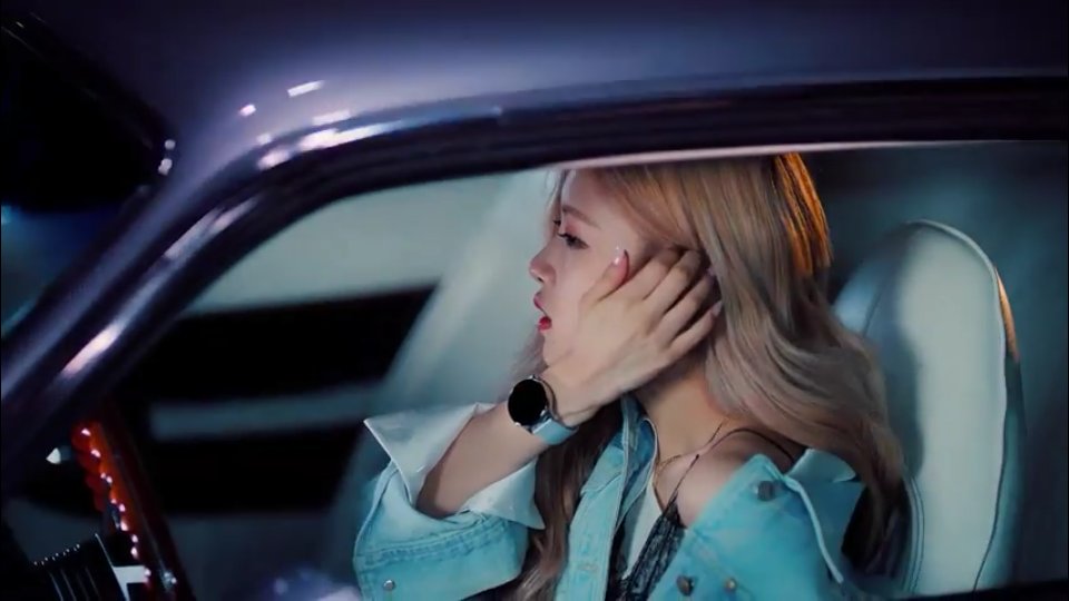 myfifthday's tweet photo. MV เพลง "Kill This Love" ใหม่ล่าสุดจาก BLACKPINK มีการใส่ tie in สินค้าใหม่ของ Samsung เข้าไปถึง 3 รายการ

1. Galaxy S10 Series
2. Galaxy Buds
3. Galaxy Watch Active

ทำให้เห็นถึงขนาดที่พอดีต่อการใช้งานว่าจะเป็นหูฟังหรือนาฬิกา 🤔✨

#KILLTHISLOVEwithBLACKPINK #Techface https://t.co/rRs9NVYBB9