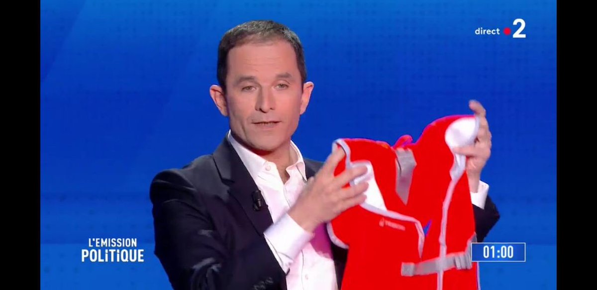 benoithamon's tweet image. J&apos;ai apporté un gilet de sauvetage, celui que l&apos;Europe a refusé aux migrants. Le projet européen a été transformé par des politiques libérales qui abîment les hommes, l&apos;environnement et nos valeurs. #ViveLEuropeLibre #LEmissionPolitique