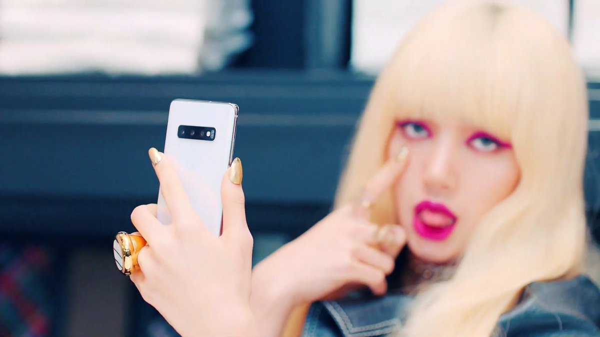 myfifthday's tweet photo. MV เพลง "Kill This Love" ใหม่ล่าสุดจาก BLACKPINK มีการใส่ tie in สินค้าใหม่ของ Samsung เข้าไปถึง 3 รายการ

1. Galaxy S10 Series
2. Galaxy Buds
3. Galaxy Watch Active

ทำให้เห็นถึงขนาดที่พอดีต่อการใช้งานว่าจะเป็นหูฟังหรือนาฬิกา 🤔✨

#KILLTHISLOVEwithBLACKPINK #Techface https://t.co/rRs9NVYBB9