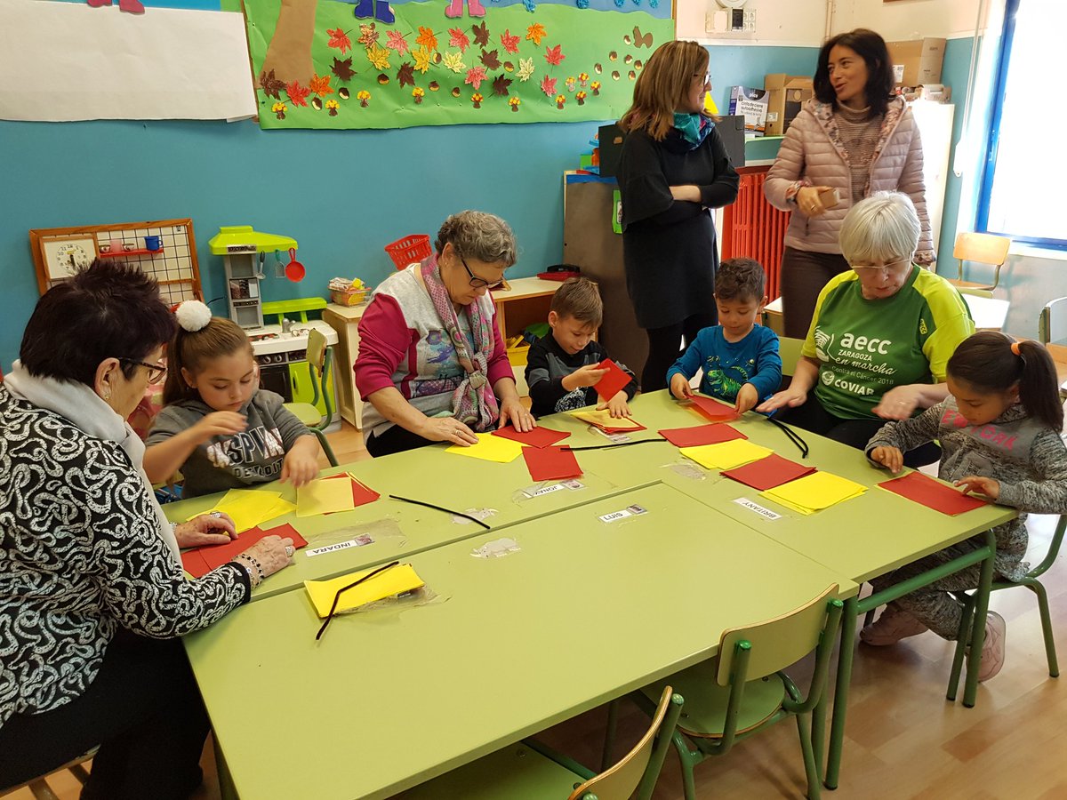 CEIPFECZGZ's tweet photo. Hoy nos han visitado en nuestra clase de 2º de Infantil los mayores del Centro Comunitario Oliver #fundacionadunare. Hemos escuchado la leyenda de San Jorge y nos han ayudado a hacer unas flores de papel.
Nos encanta compartir actividades con ellos!
#PIEE #uncolegiopordescubrir https://t.co/f5GouHC6Jp