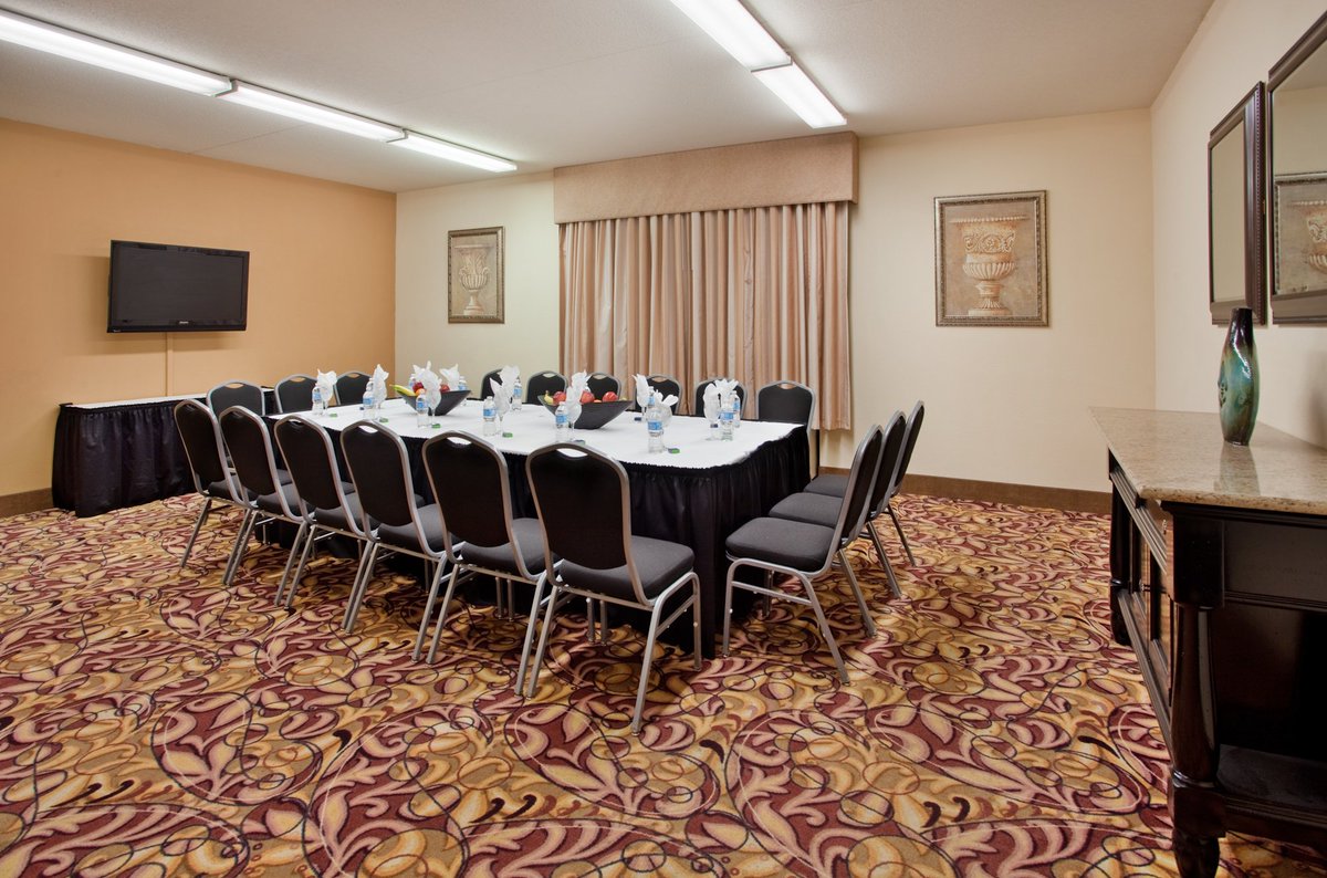 Hampton_PITAP's tweet photo. @Hampton_PITAP is the ideal setting for your next meeting in Moon Township! Our staff will make it easy to plan and host your next event! Contact us today! 412-264-0020 #meetingroom #HamptonInn #deposition #conference #meetings https://t.co/6e1muLBbkd