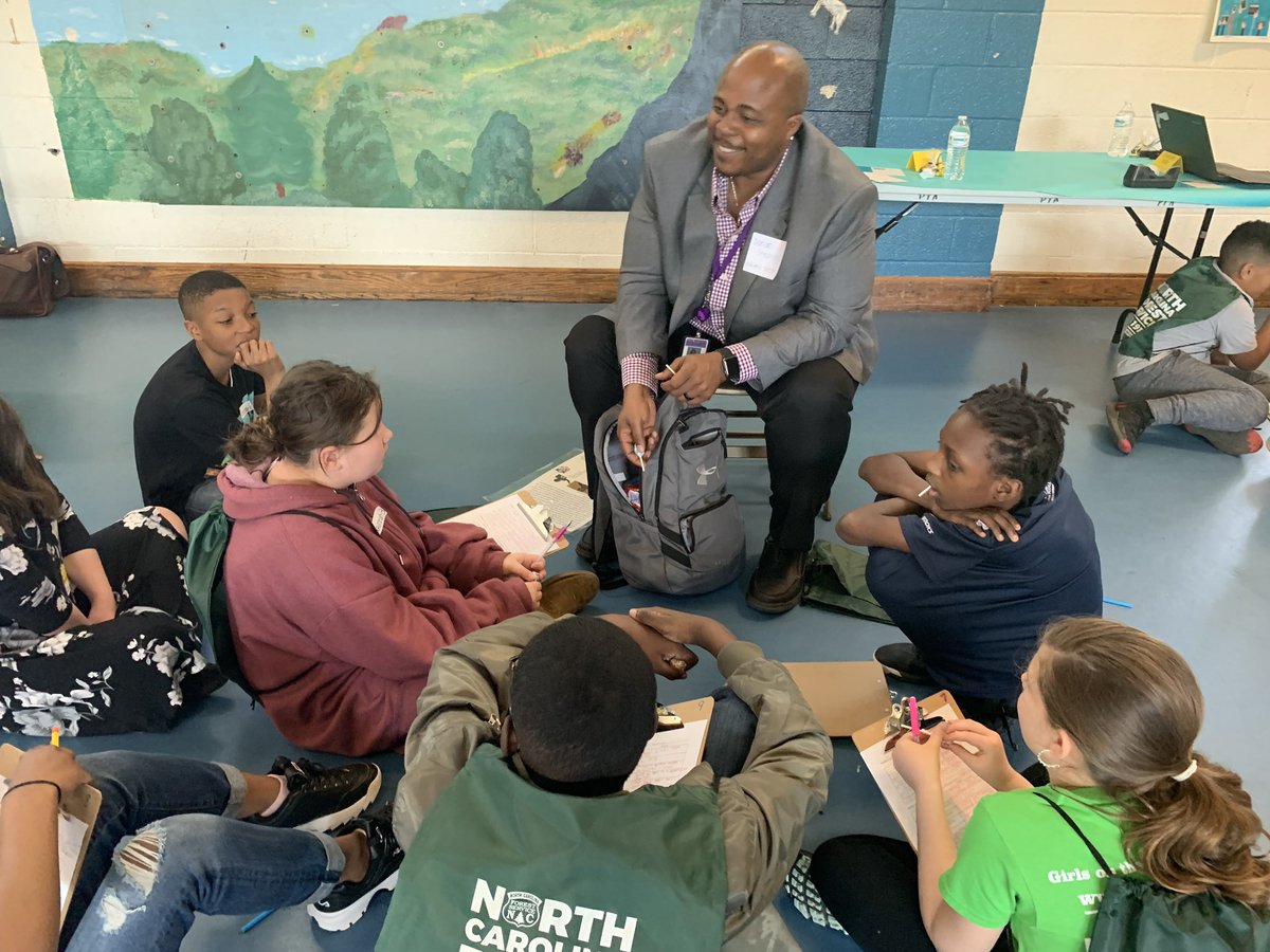 Duvall_LeadHawk's tweet photo. Thank you @NBroughtonHS for allowing Mr. Stephens to join us today for our @ConnMagnet Career Fair! Our students loved his stories and he is a Conn Alum!! #powerofmagnets #CONNmUNITY https://t.co/W6UDWoxhfo