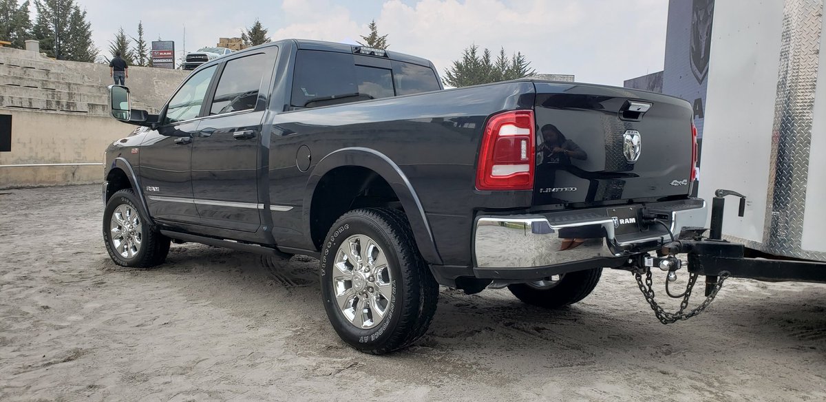 Autocosmos's tweet image. Llega a México la @RAM_MX 2500 Heavy Duty 2019, la pickup más capaz del segemto. Esto es posible a su motor V8 de 6.4 litros que le permite cargar casi 1.5 ton y arrastrar 7.6 ton. A lo anterior, hay que sumar todo el lujo y capacidades off-road. Precio: $1,190,000 pesos #RamHD