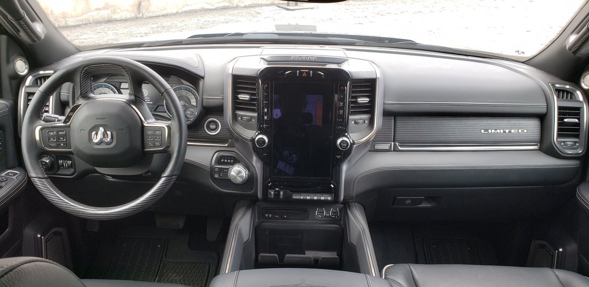 Autocosmos's tweet image. Llega a México la @RAM_MX 2500 Heavy Duty 2019, la pickup más capaz del segemto. Esto es posible a su motor V8 de 6.4 litros que le permite cargar casi 1.5 ton y arrastrar 7.6 ton. A lo anterior, hay que sumar todo el lujo y capacidades off-road. Precio: $1,190,000 pesos #RamHD