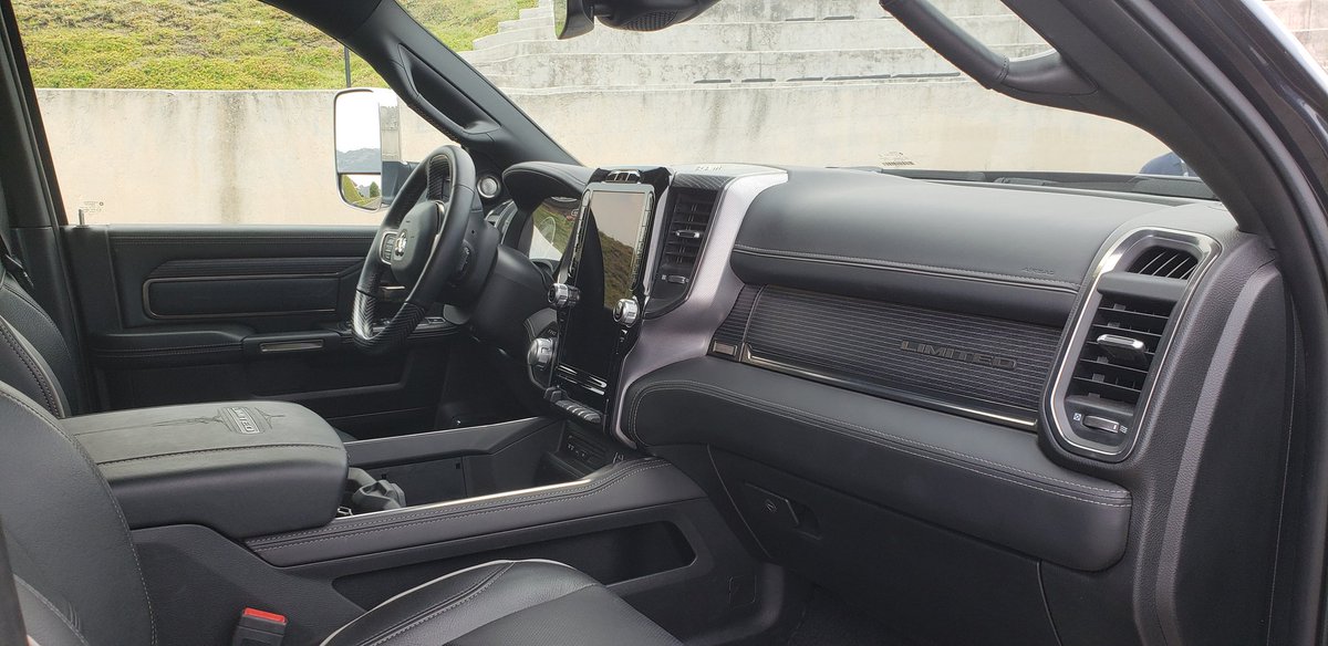 Autocosmos's tweet image. Llega a México la @RAM_MX 2500 Heavy Duty 2019, la pickup más capaz del segemto. Esto es posible a su motor V8 de 6.4 litros que le permite cargar casi 1.5 ton y arrastrar 7.6 ton. A lo anterior, hay que sumar todo el lujo y capacidades off-road. Precio: $1,190,000 pesos #RamHD