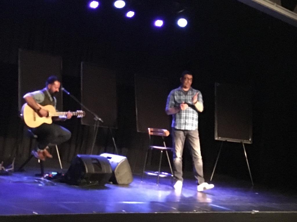 ⁦@JorgenRaymann⁩ in een uitverkocht Cardo Theater: vrolijke humor met diepgang!