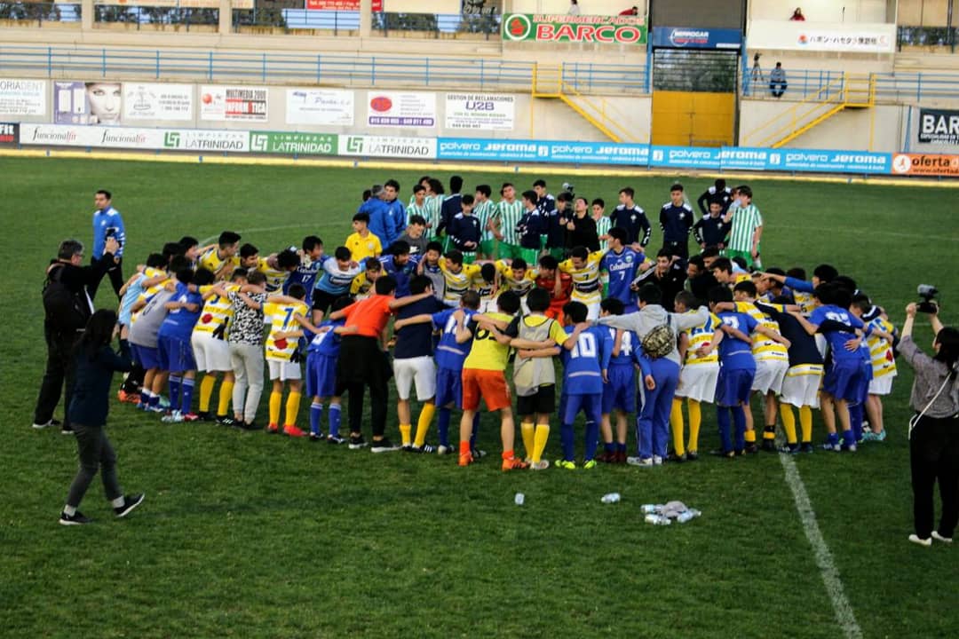 Pero lo más emocionante del día pasó después, cuando la I Copa Hasekura que enfrentaba a Coria CF,Real Betis y Cobaltore Onagawa, acababa cómo veis en las imágenes; 50 chavales abrazados por la experiencia humana compartida.