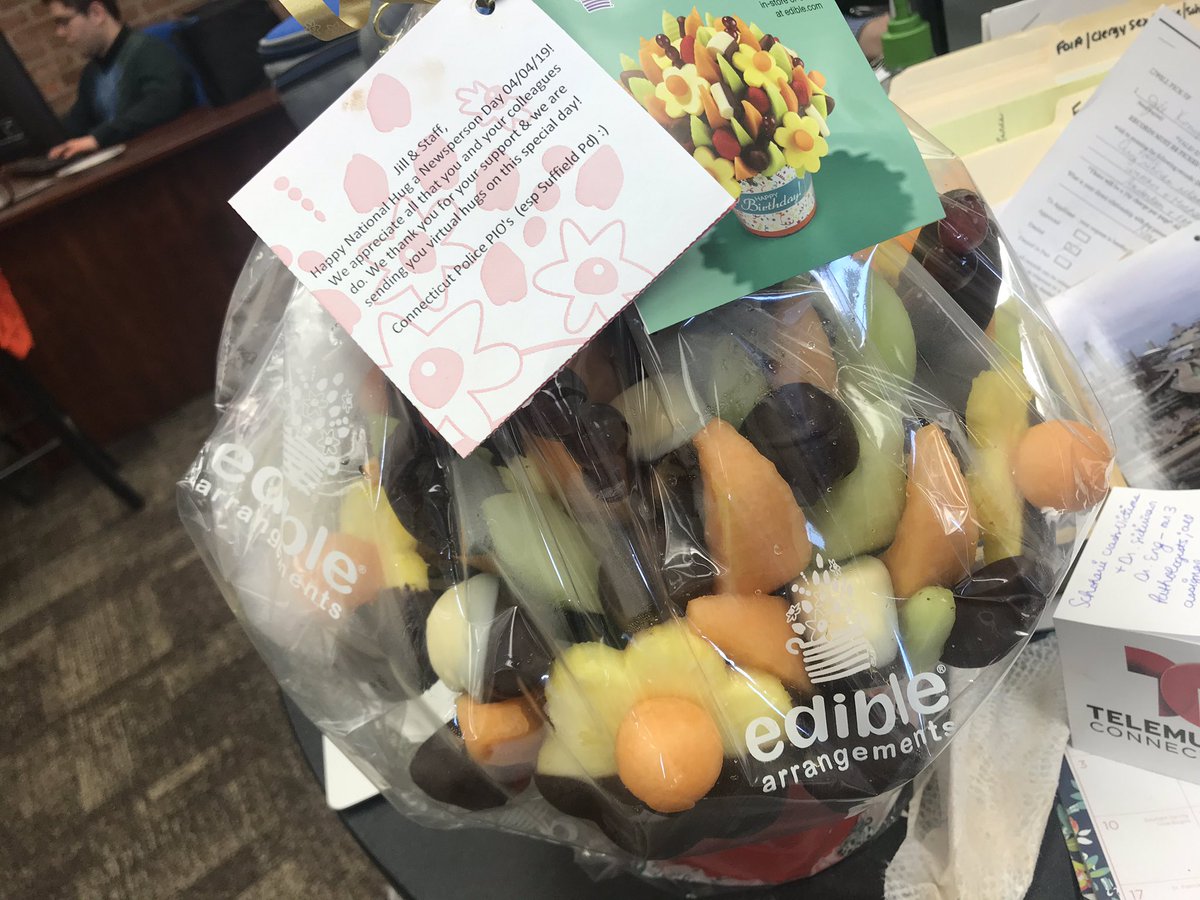 jillkonopka's tweet photo. My how things have CHANGED from the MM regime, @SuffieldPolice I cannot begin to THANK YOU for this today, the newsroom @WNYT THANKS you too! Obsessed w/the chocolate covered fruit. You MADE my Day, thanks again!!!#HappyNatlHugANewsPersonDay https://t.co/ker6iYlVJo