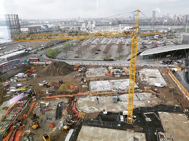 HCorlett's tweet photo. The big crane is up #designdistrictlondon #assemblageco #greenwichpeninsula @assemblage_co https://t.co/uid5EYvoBu https://t.co/2dhNTMRs1D