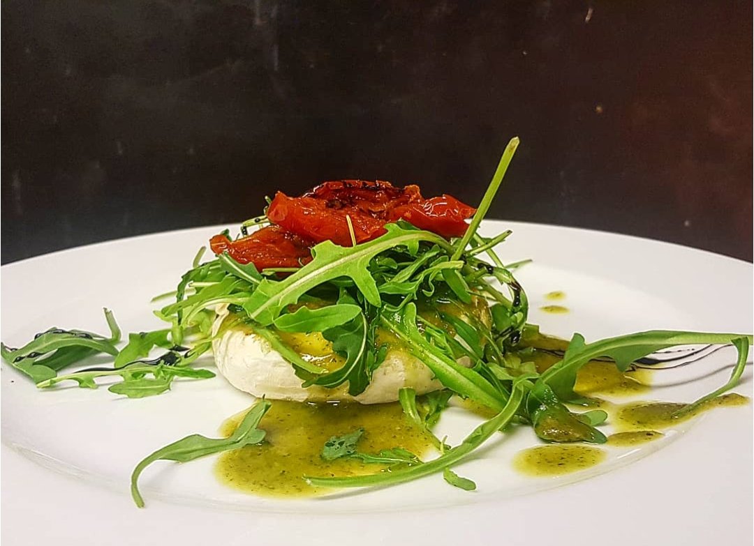 ¿Momento de cenar? Abre boca con nuestro queso tomino a la brasa con pesto, rúcula y tomate seco. 🍅 #celiacos #singluten #restauranteceliaco #restaurantesingluten #barcelona #comidasingluten #libredegluten #glutenfree #sensegluten #glutenfreefood