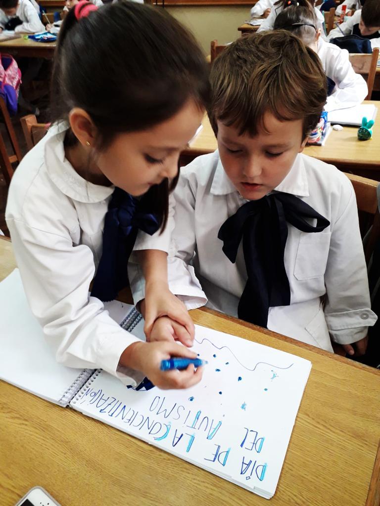 Él es mi hijo y tiene Autismo. No sabe escribir solo, precisa ayuda. Ella lo sabe y esto sucede espontáneamente sin que nadie lo fuerce.

Si enseñamos a los niños a aceptar la diversidad como algo normal, no será necesario hablar de inclusión, sino de convivencia