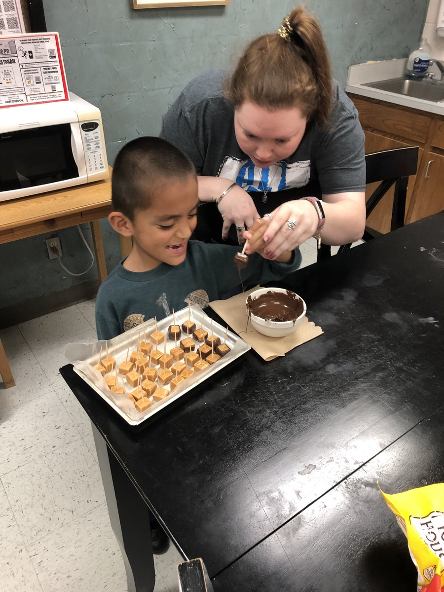 missjames29's tweet photo. We have candy in the making! Chocolate covered caramels are fun to make and delicious to eat! Thanks @n2yinc for the super awesome recipe we followed for a instructional text! @ElemRob #resrocketsread #robinsonisd https://t.co/3iw27QTDlA