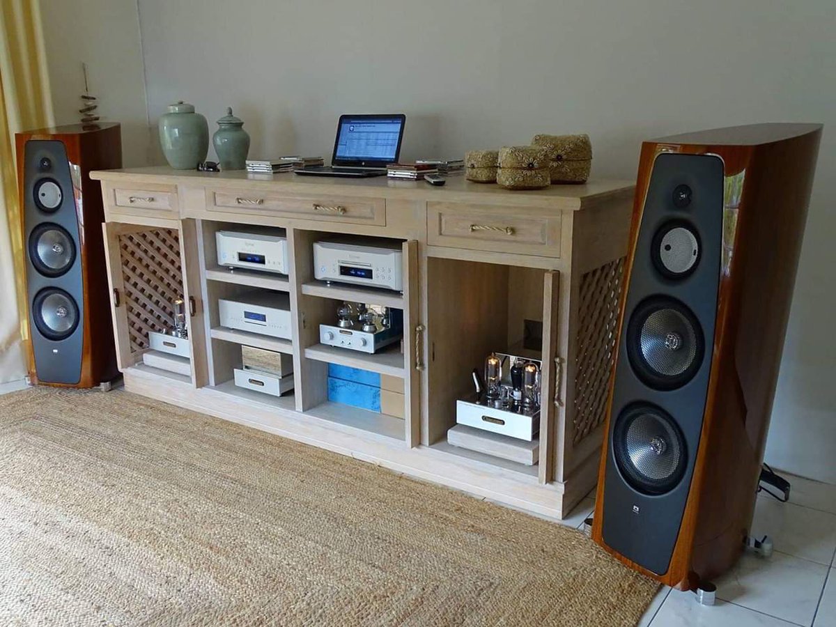 Berny2876's tweet photo. #Esoteric P02X and D02X, #AVM Ovation CD8.2, #Coincident Statement Line Stage, #Benchmark AHB2 amps with Coincident Dragon MKII 211PP, #XTZ Divine Alpha upgraded with silver cabling and #Accuton diamond tweeters. #TelluriumQ Silver Diamond cabling.
Thanks Hubert Daruty for photos https://t.co/lwPVvihbcb