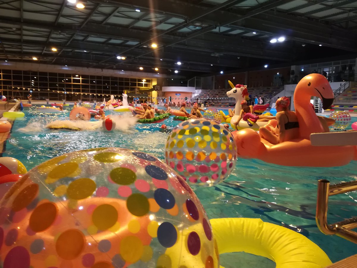 j_simon63's tweet photo. D'étranges créatures sont de sortie au stade Nautique Pierre de Coubertin pour la Pool Party de Clermont fête ses étudiants @ClermontFd @ClrmntMetropole @Bde_Staps_Clf https://t.co/v51ZsagHim
