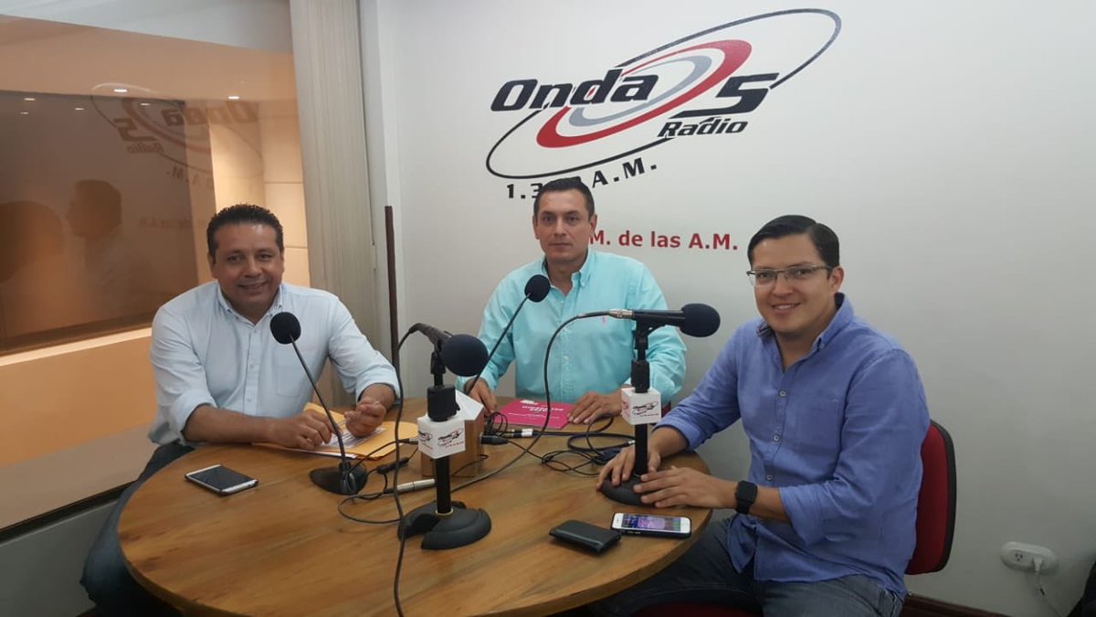ivanfaguilar's tweet photo. En #Onda5 con mi compañero de Precandidatura @mariocardenasof debatimos sobre nuestras propuestas y asumimos el compromiso de trabajar por el fortalecimiento del @CeDemocratico en #Santander; nos une el mismo propósito, un mejor Departamento #CentroDemocratico https://t.co/G0JCaKM80m