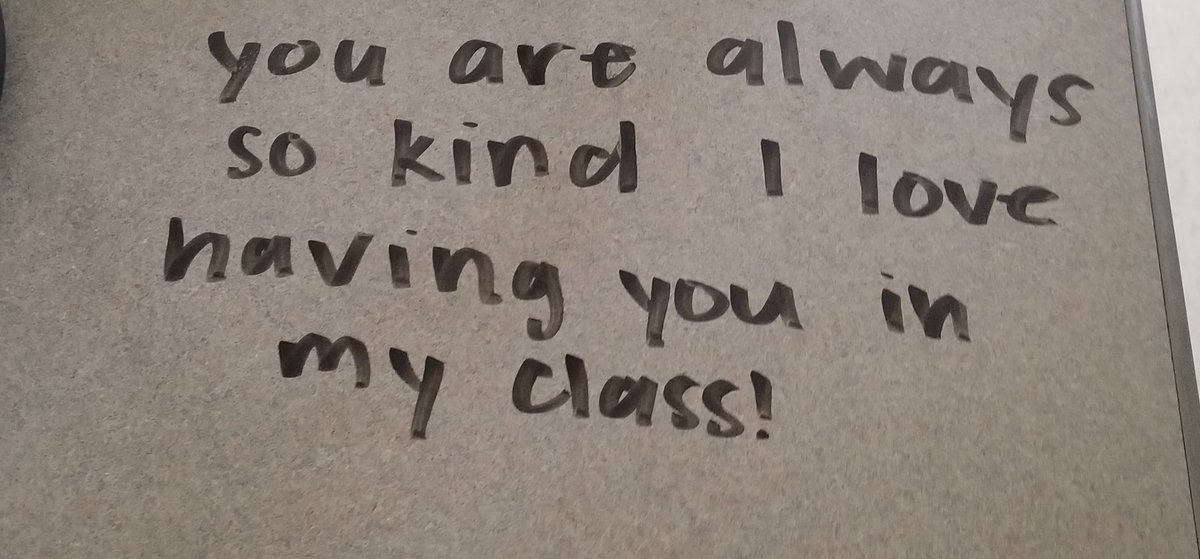 MisskRce's tweet photo. What do you do when you get a new student? Write welcome notes on your kids desks! https://t.co/OkjHdt1Kdv