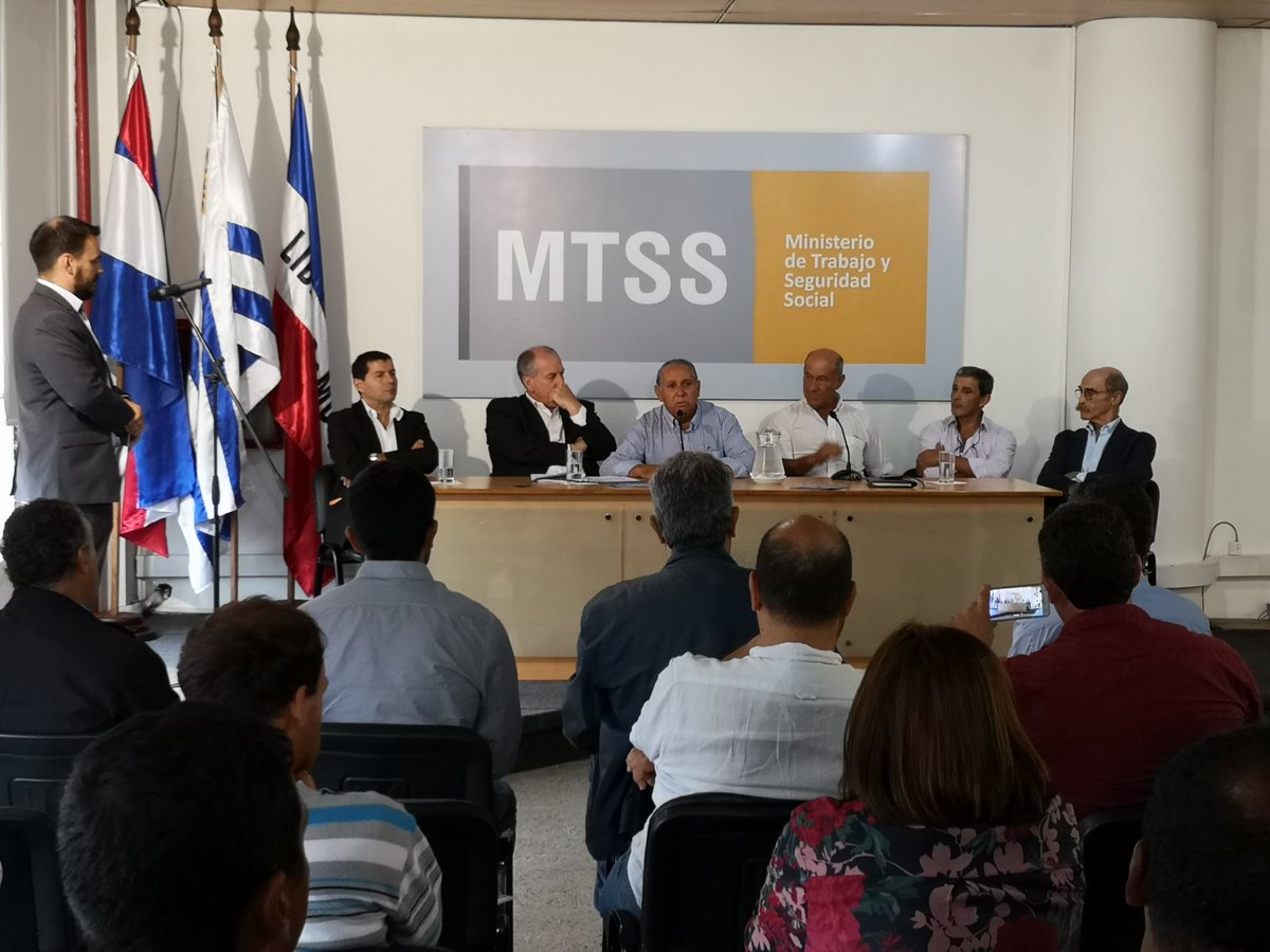 MTSSuy's tweet photo. #AHORA Firma de convenio Proyecto: Negocios inclusivos para Ladrilleros Artesanales en 5 departamentos. #INEFOP #Fundasol #MovimientoNacionalLadrilleros @MTSSuy https://t.co/UnGNaenPOm