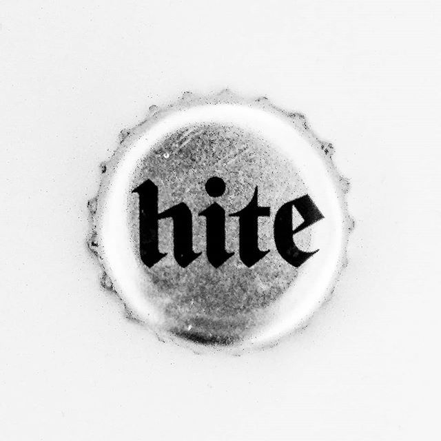 HappyNoodleTV's tweet photo. Nothing like shooting the breeze with a bit of Netflix &amp; @official.hite #hite #southkorea #korean #kbeer #koreanbeer #koreandrinks #asiancuisine #importbeer https://t.co/l0KaQ0nlKO https://t.co/nAzj9k1q55